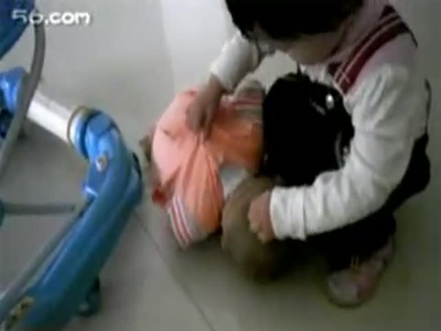 狂虐嬰兒視頻引發(fā)社會(huì)憤怒，道德和法律界限不可逾越