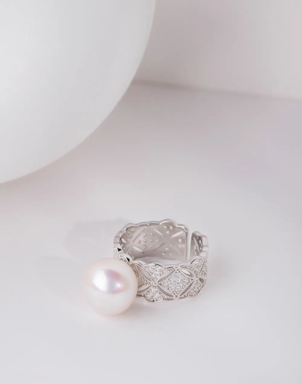 2024最新款戒指,探索小巷中的寶藏，2024最新款戒指