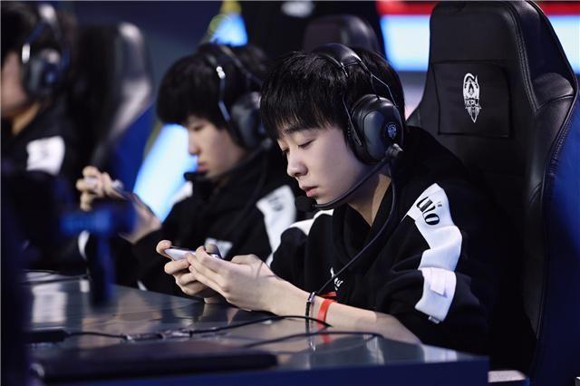 KPL秋季賽最新戰(zhàn)報，賽場風(fēng)云激蕩，觀點探析全面呈現(xiàn)