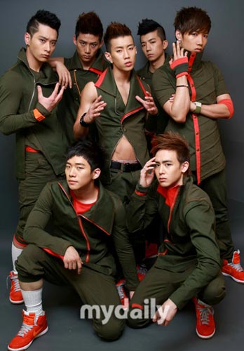 韓國(guó)2PM組合最新動(dòng)態(tài)，小巷音樂(lè)風(fēng)暴與隱藏小店探秘