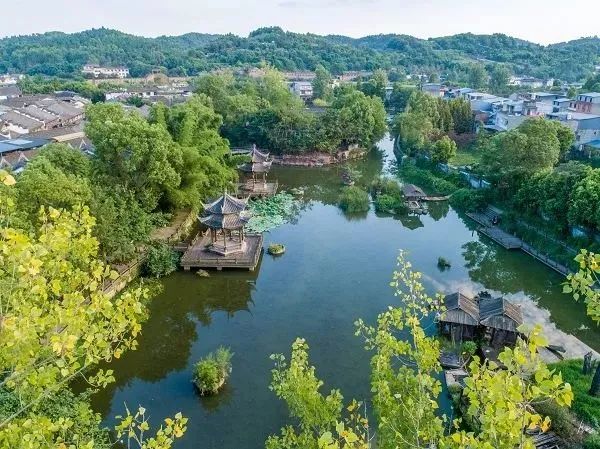 黃龍溪華僑城最新消息,黃龍溪華僑城最新消息，發(fā)展的雙刃劍效應分析