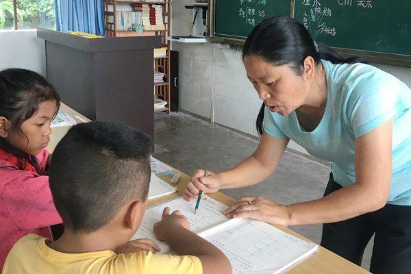 張老師，教育領(lǐng)域的璀璨新星閃耀教育界的光輝典范