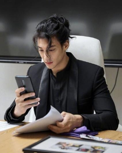 張演員男的舞臺(tái)與熒屏之旅，學(xué)習(xí)成長(zhǎng)與自信光芒的展現(xiàn)