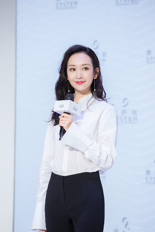 王鷗明星大偵探造型，自然美景中的心靈探索之旅