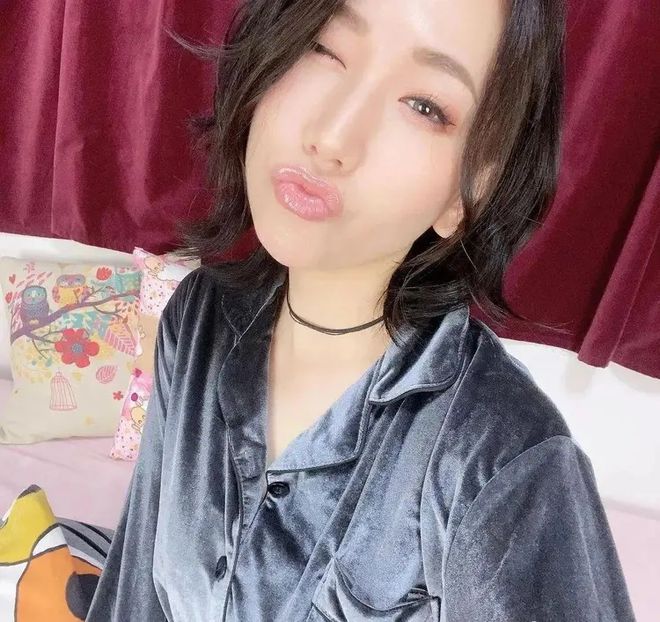 小巷深處的浪漫邂逅，佐山愛在愛情電影網(wǎng)中的故事