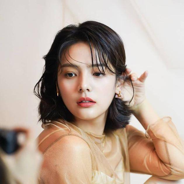 韓國(guó)年輕女演員引領(lǐng)科技潮流，未來(lái)高科技產(chǎn)品的魅力展示