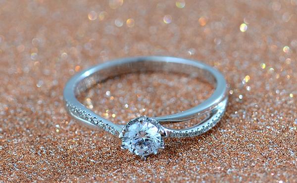 小巷深處的珠寶秘境之旅，探尋結(jié)婚鉆戒的價格