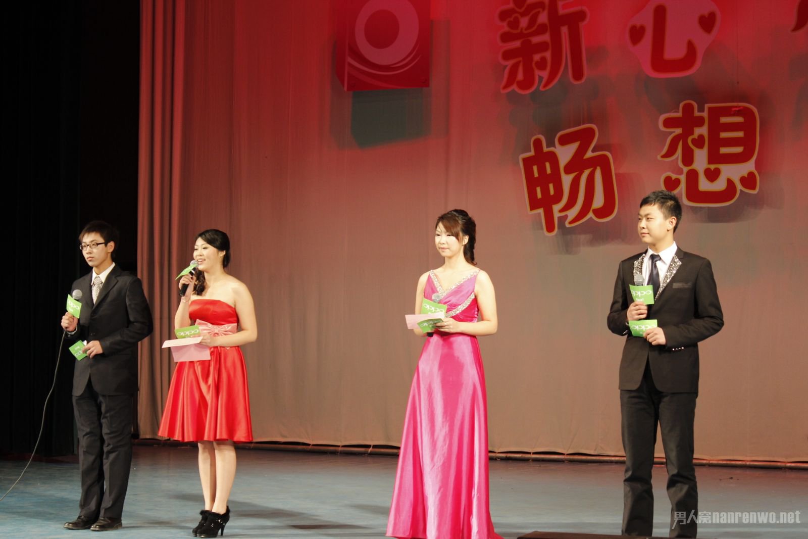 引領(lǐng)時代風(fēng)尚的舞臺之韻，最新主持詞精選集