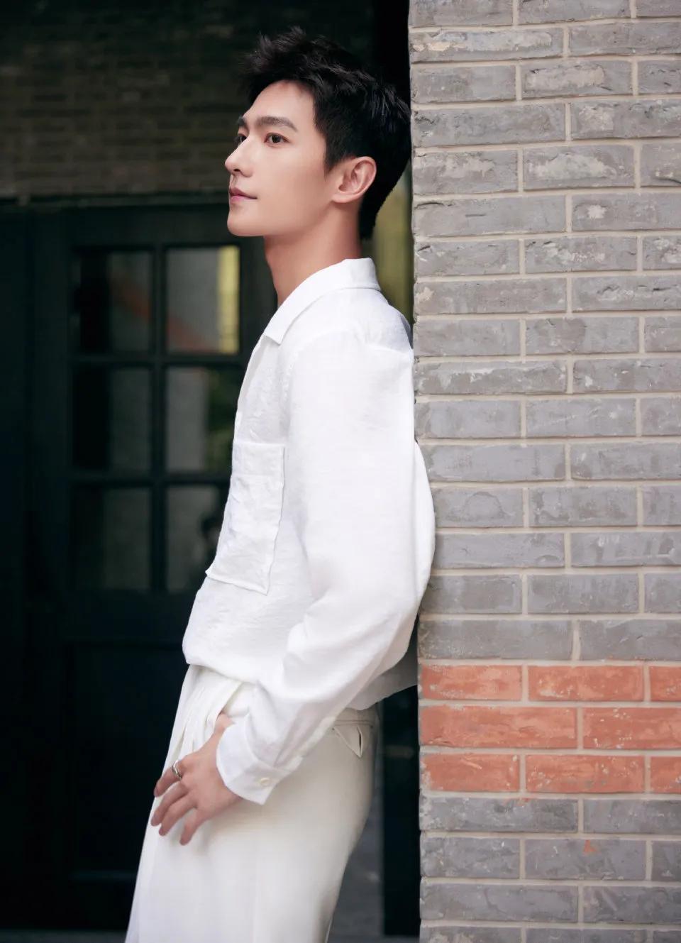 時尚套裝，自信與成就感的完美融合圖片展示