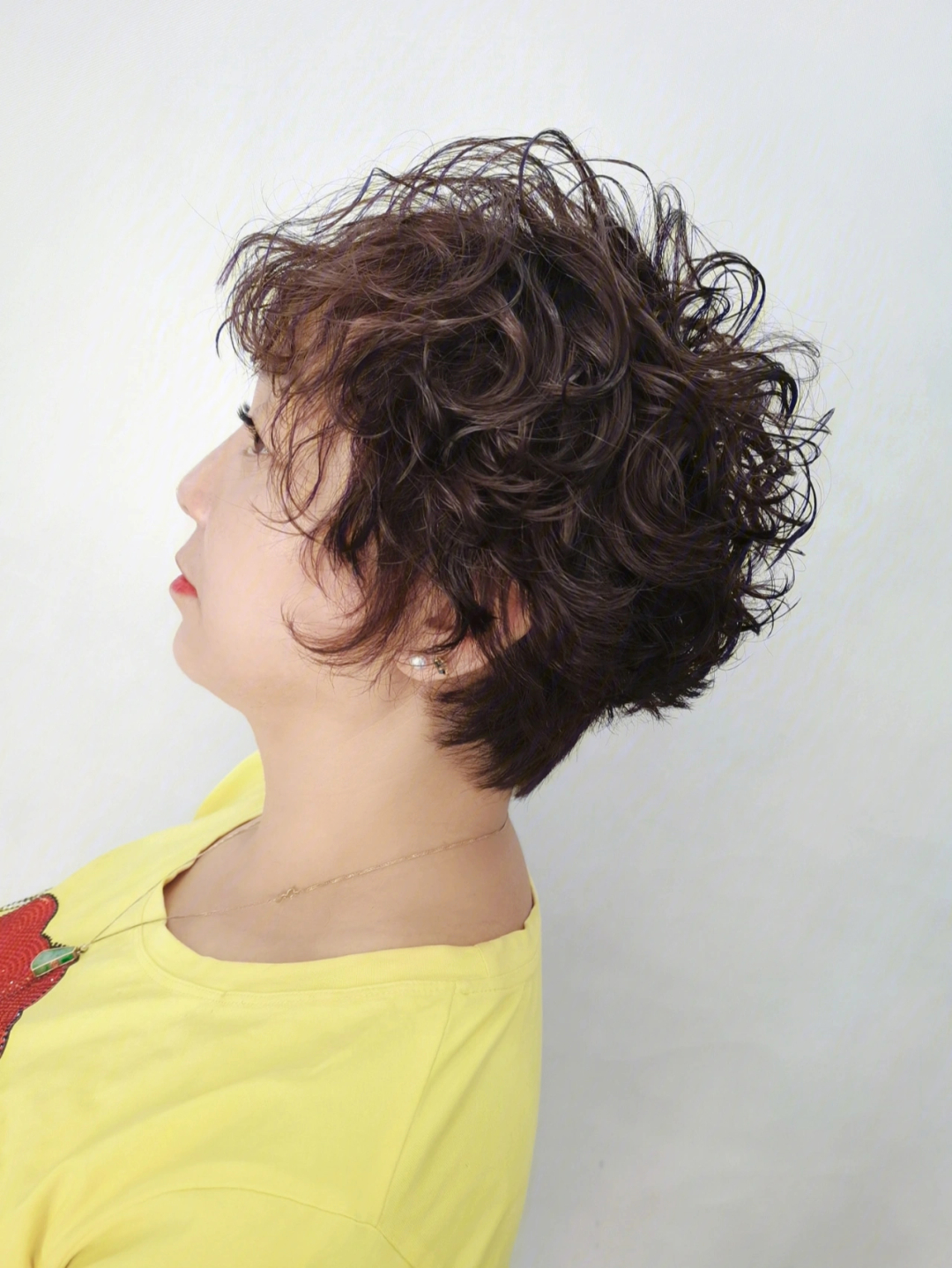 最新短發(fā)燙發(fā)造型，時(shí)尚界的火熱焦點(diǎn)！