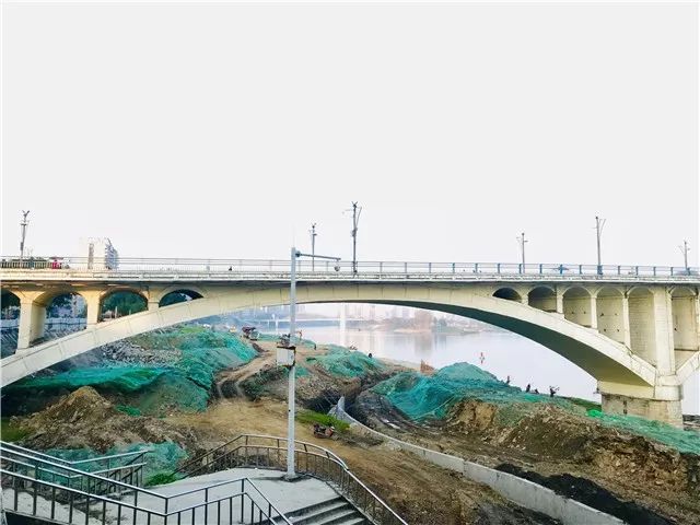 最新大橋下的壯麗景象與工程壯舉